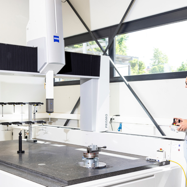 Koordinatenmessmaschine bei der Qualitätsprüfung eines Präzisionsteils