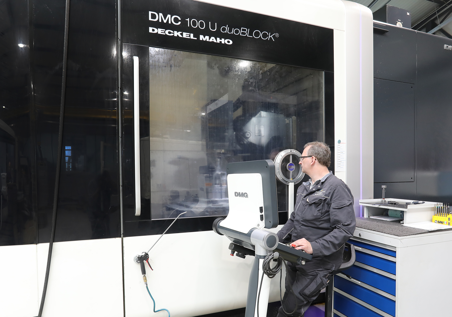 CNC-Bearbeitung eines Werkstücks in der industriellen Fertigung